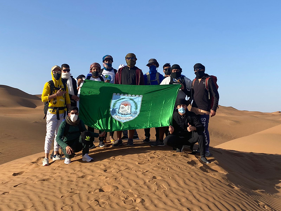جانب من خوض الطلبة لبرنامج تحدي عمان