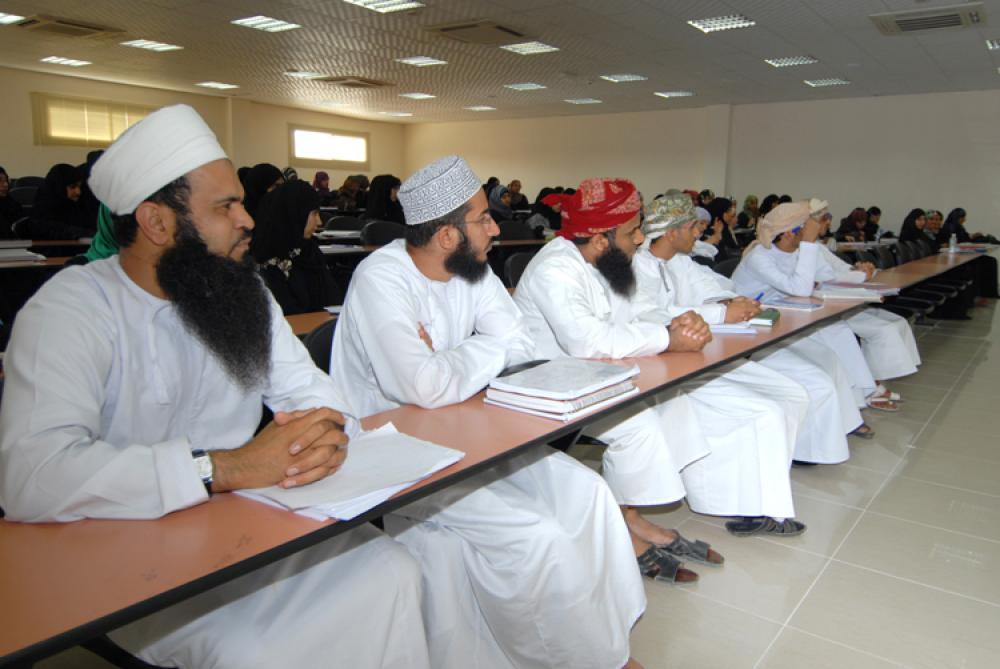 قسم اللُّغة العربيَّة بالجامعة يدشِّن برنامج \"نحن مثقَّفون.. لأنَّنا نقرأ\" بالإجابة عن تساؤل \"كيف تجعل القراءة عادتك الصَّديقة؟\"