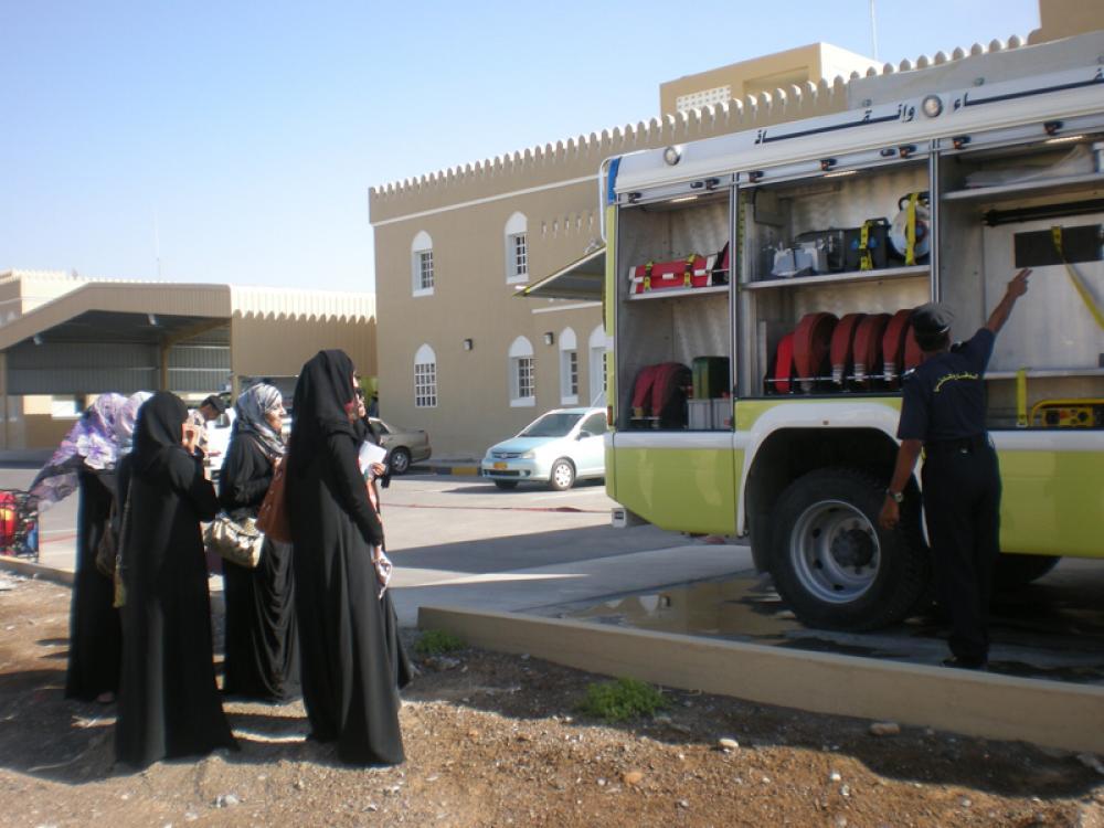 جماعة السَّلامة العامة بالجامعة تزور مركز الدِّفاع المدنيّ بنزوى
